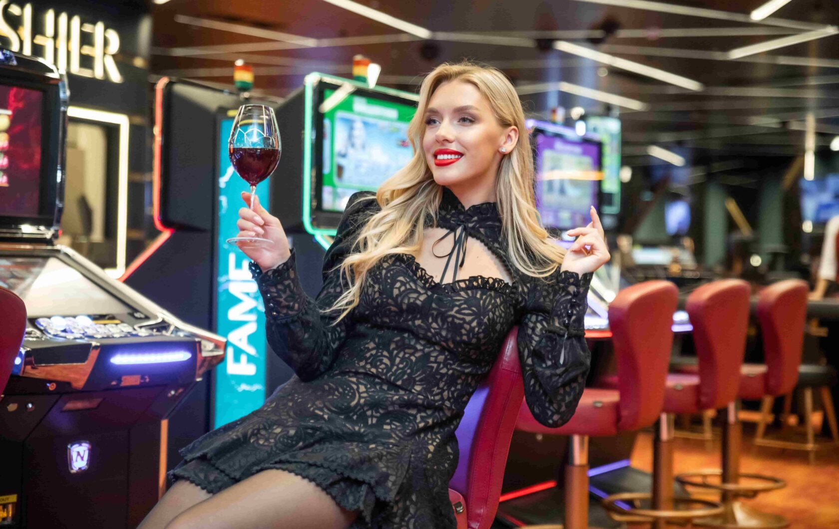 Гостья казино FAME в зале игровых аппаратов
